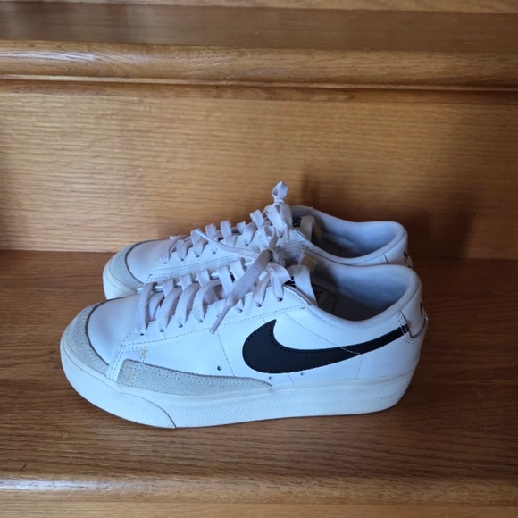 Womens Nike Sneakers Size 7 - Picture 3 of 7